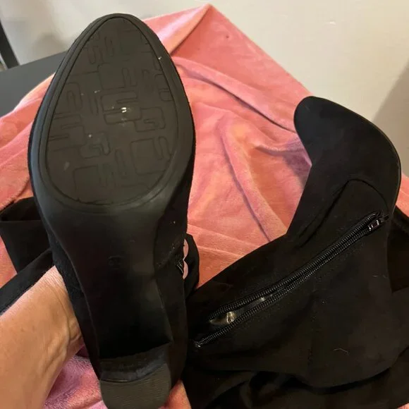 Barely Worn Knee-high black Suede boots Sz 9 - Picture 3 of 3